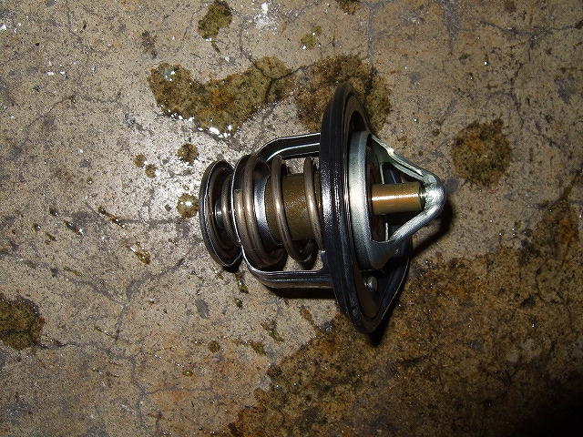 冷却水交換するので予防でサーモスタットも交換。