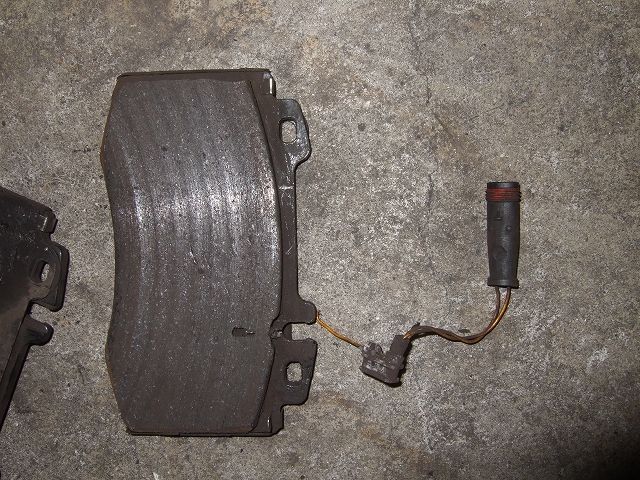 フロントディスクパットとパットセンサー