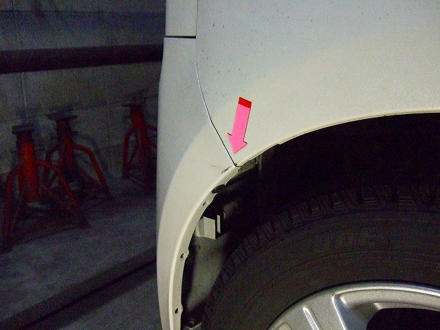 見えにくいですがリヤバンパーのキズです。