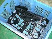 次は内装パーツをブラックウッドに塗装していきます。 ばらすのもなかなか大変です。