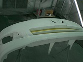 下地作業が終わり、塗装の準備が整いました。 埃やゴミを付けない様、慎重に塗装していきます。