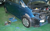 鈑金作業中です。 鋼鈑修正が上手くいったので、意外とパテは小さくてすみそうです。