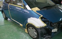 マスキング中です。 塗装面以外に塗料が付かない様に、上手に貼っていきます。
