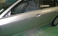 隣の車のドアが開いてぶつかってしまったそうです。 プレスラインが難しそうですね。