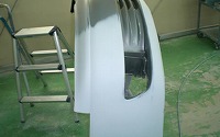バンパーも塗装準備完了です。 ツートンなので一色ずつ塗装していきます。