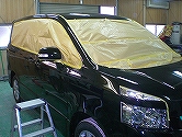 お車を汚さない様、ガラスやモール類を保護していきます。