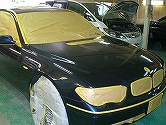 なるべくお車を汚さない様、磨かない所は保護していきます。