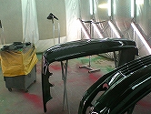 本当はツートンだったのですが、黒1色に塗装されていたので、今回はモール類も黒に塗装します。