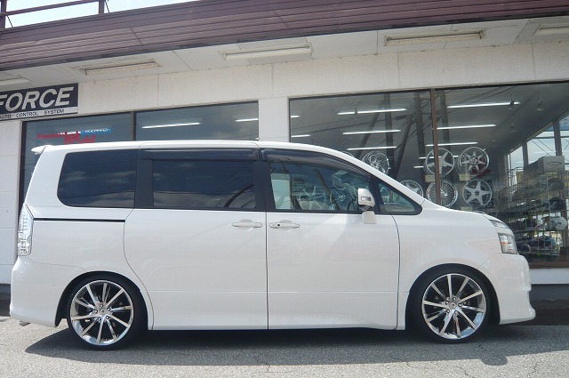 Sl TOYOTA VOXY 70n