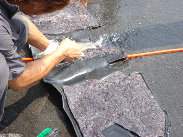 剥がしたクッション材を専用洗剤を使って綺麗に洗い、しっかり乾かします。