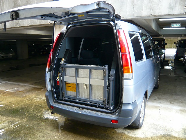 車いす用に電動リフトをつけました。