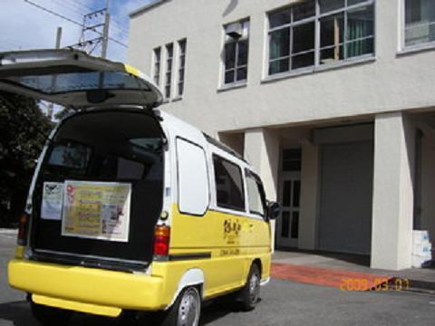 移動販売車の営業写真 お店のホームページをのぞいて見たところ、ロケ地での写真を見つけました!<br />
<br />
ちなみに、このお店カレーは、美味しいですよ! お店の名前は、バハ・マール 住所は、神奈川県 川崎市幸区 塚越2-217 当社yataの近く 是非yataにご来店の際には、食べて見て下さい。<br />